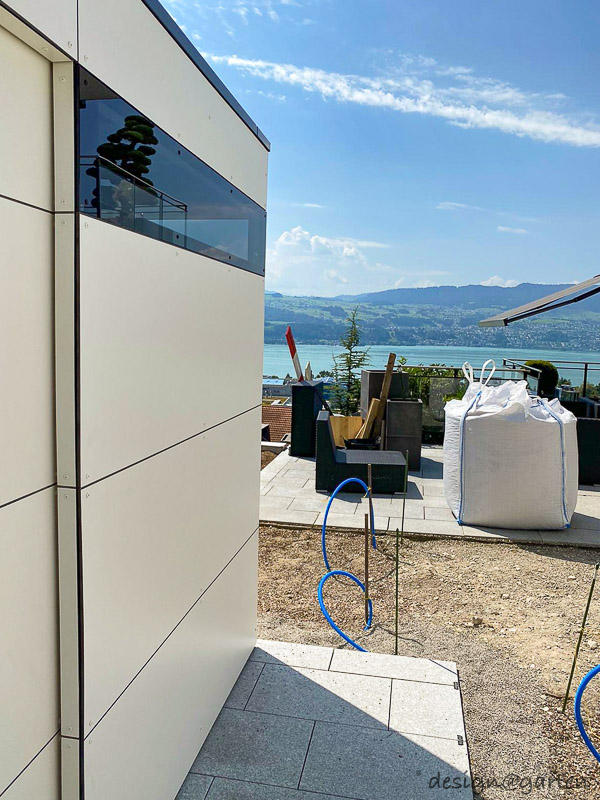Casetta da giardino cubista con tetto piano come soluzione doppia sul Lago di Zurigo
