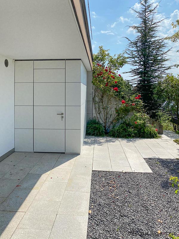 Casetta da giardino cubista con tetto piano come soluzione doppia sul Lago di Zurigo