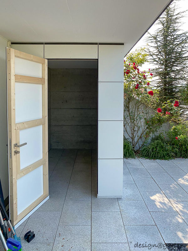 Casetta da giardino cubista con tetto piano come soluzione doppia sul Lago di Zurigo