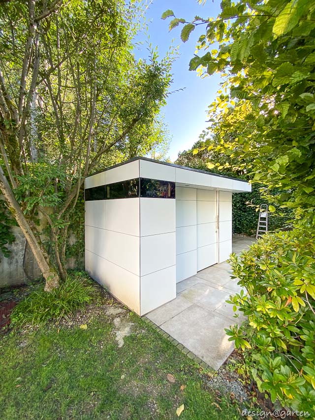 Moderna casetta per piscina con tettoia