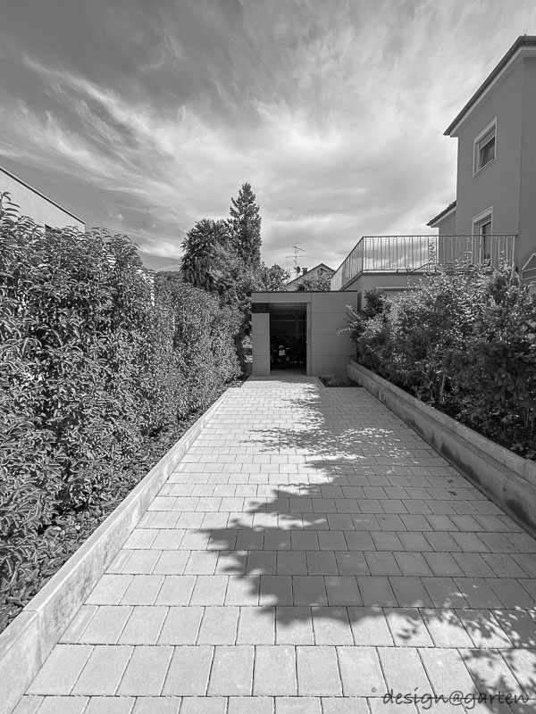 Capanno da giardino minimalista con tetto piano: l'architettura incontra lo spazio di stoccaggio