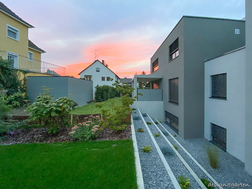 Capanno da giardino minimalista con tetto piano: l'architettura incontra lo spazio di stoccaggio