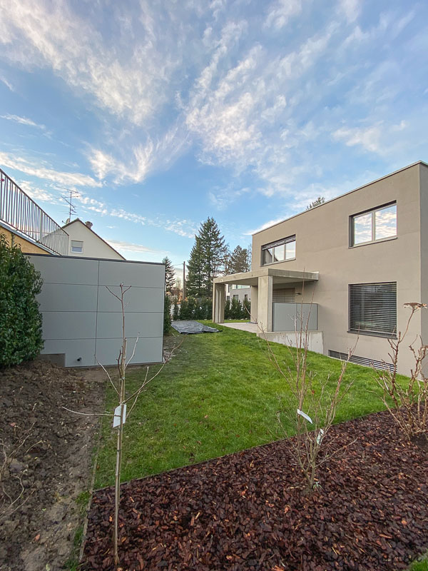 Capanno da giardino minimalista con tetto piano: l'architettura incontra lo spazio di stoccaggio