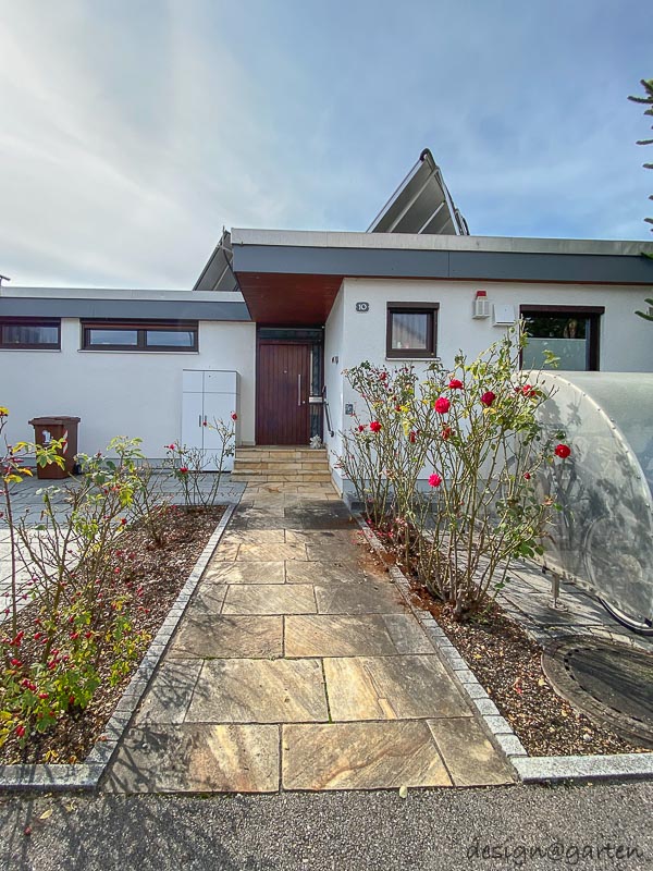 Armadio per attrezzi da esterno resistente alle intemperie come soluzione su misura nel giardino antistante la casa