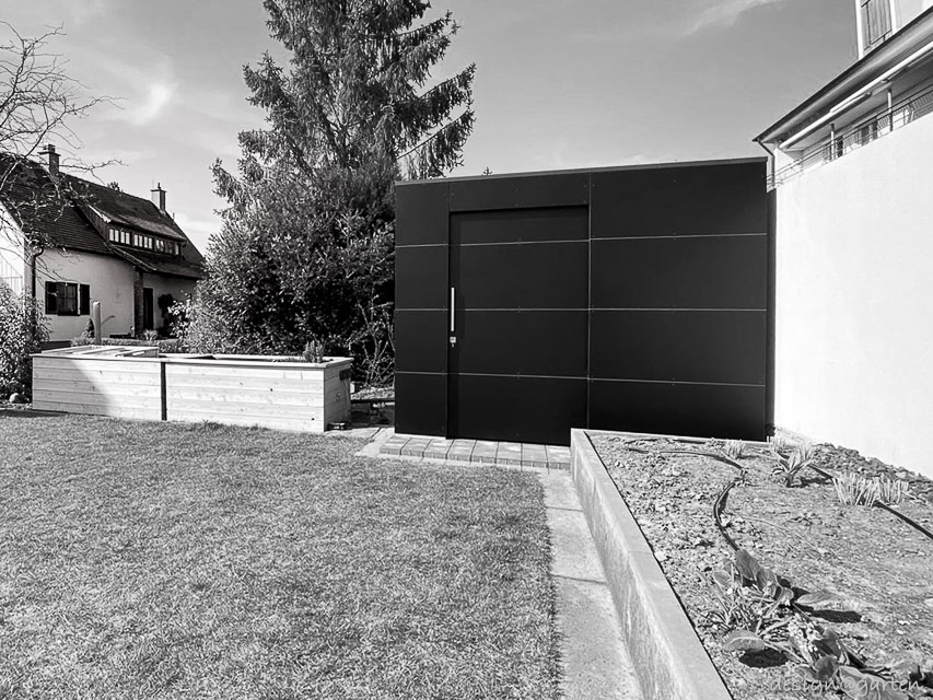 Moderna pool house in elegante nero: una dichiarazione di stile 3