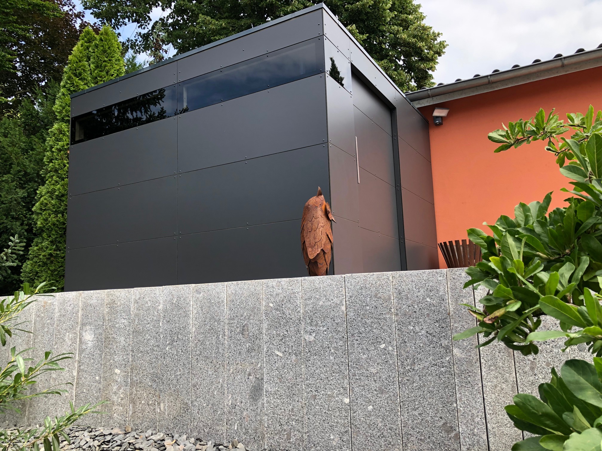 Accento architettonico in un ambiente terrazzato: integrazione perfetta su più livelli 9