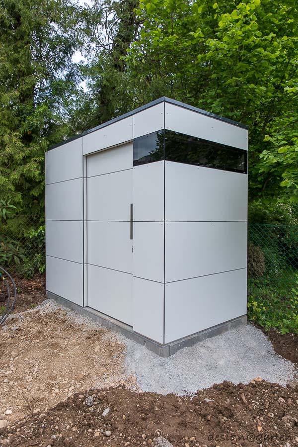 Moderna casetta da giardino con sottostruttura in legno a vista 3