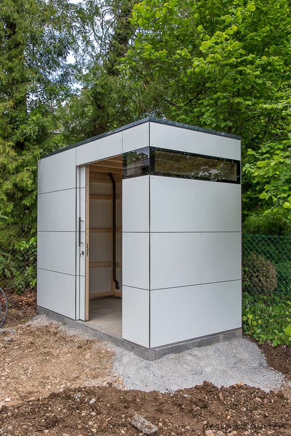 Moderna casetta da giardino con sottostruttura in legno a vista 5