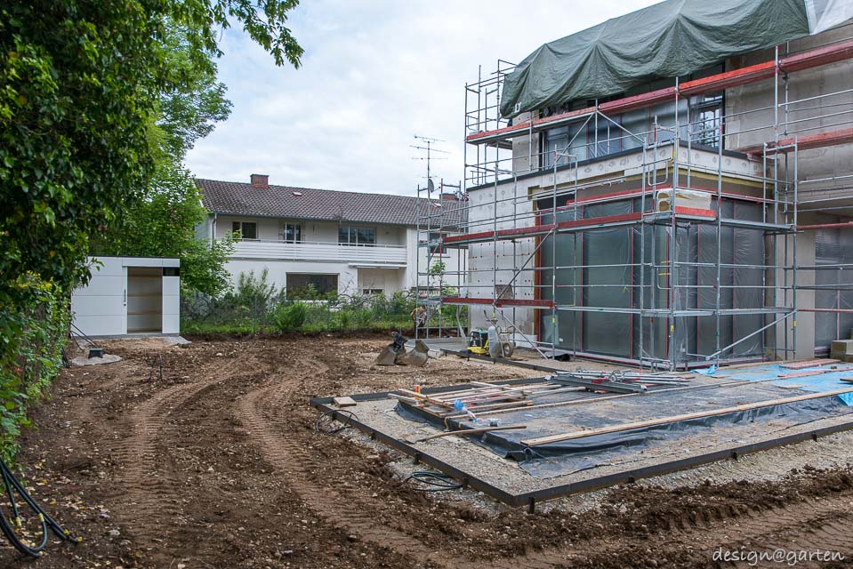 Moderna casetta da giardino con sottostruttura in legno a vista 1