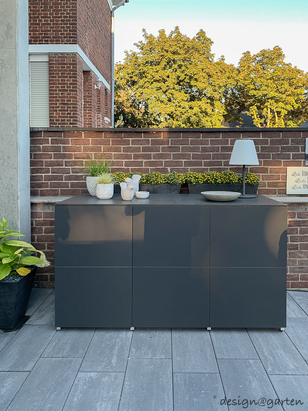 Elegante mix di materiali: l'armadio da giardino come elemento decorativo di grande impatto visivo nell'area esterna 2