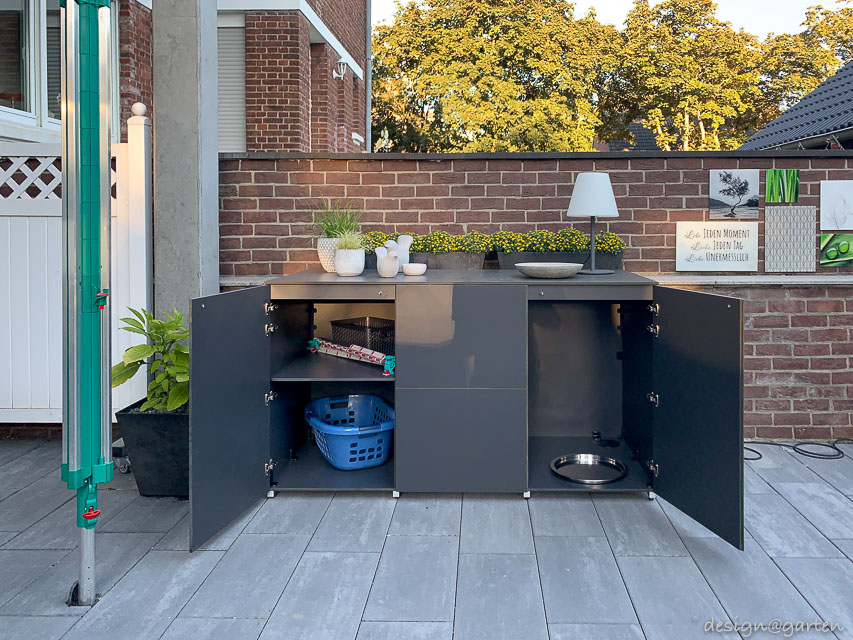 Elegante mix di materiali: l'armadio da giardino come elemento decorativo di grande impatto visivo nell'area esterna 1