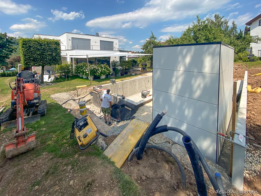 Moderna pool house con facciata in vetro: la centrale tecnica perfetta in giardino 1