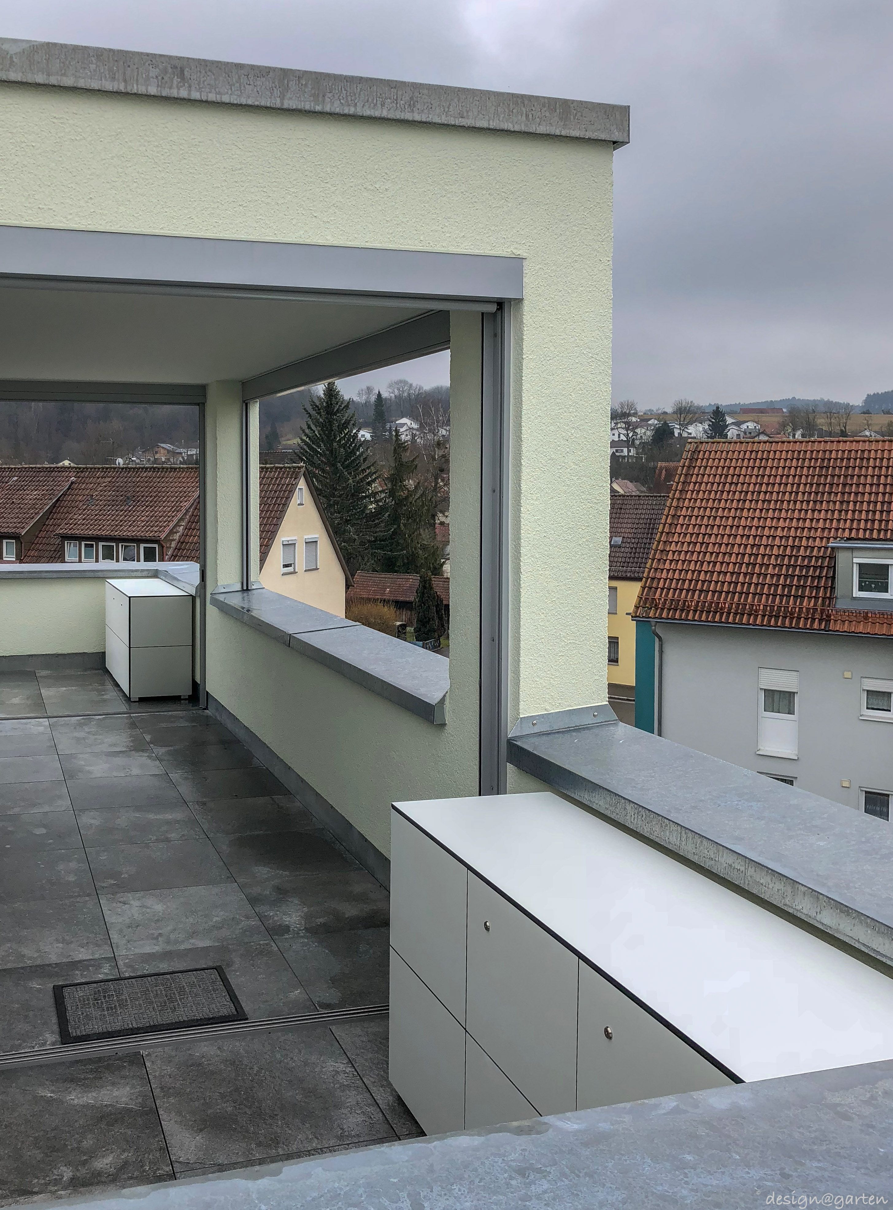 Credenze di design con serratura su una terrazza panoramica a Baienfurt 1