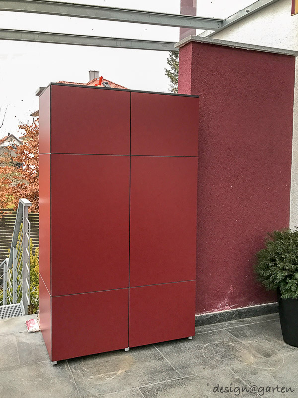 Moderni armadi da terrazza in rosso vino come accenti cromatici architettonici 3