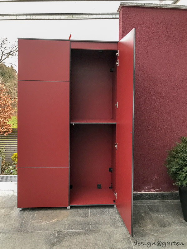 Moderni armadi da terrazza in rosso vino come accenti cromatici architettonici 2