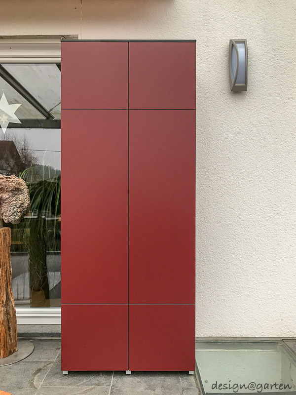Moderni armadi da terrazza in rosso vino come accenti cromatici architettonici 7