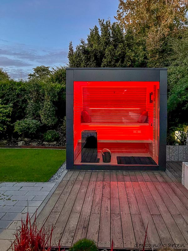 Sauna da giardino di design con vetrate panoramiche ad Augusta 13