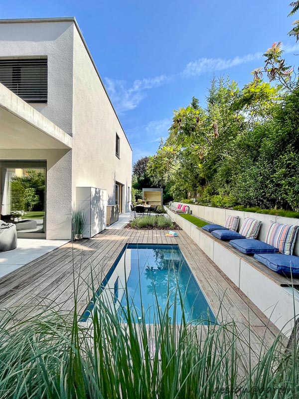 Sauna da giardino di design con vetrate panoramiche ad Augusta 8