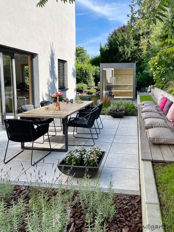 Sauna da giardino di design con vetrate panoramiche ad Augusta 10