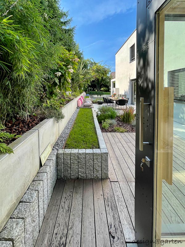 Sauna da giardino di design con vetrate panoramiche ad Augusta 9