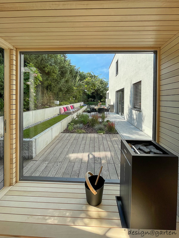 Sauna da giardino di design con vetrate panoramiche ad Augusta 4