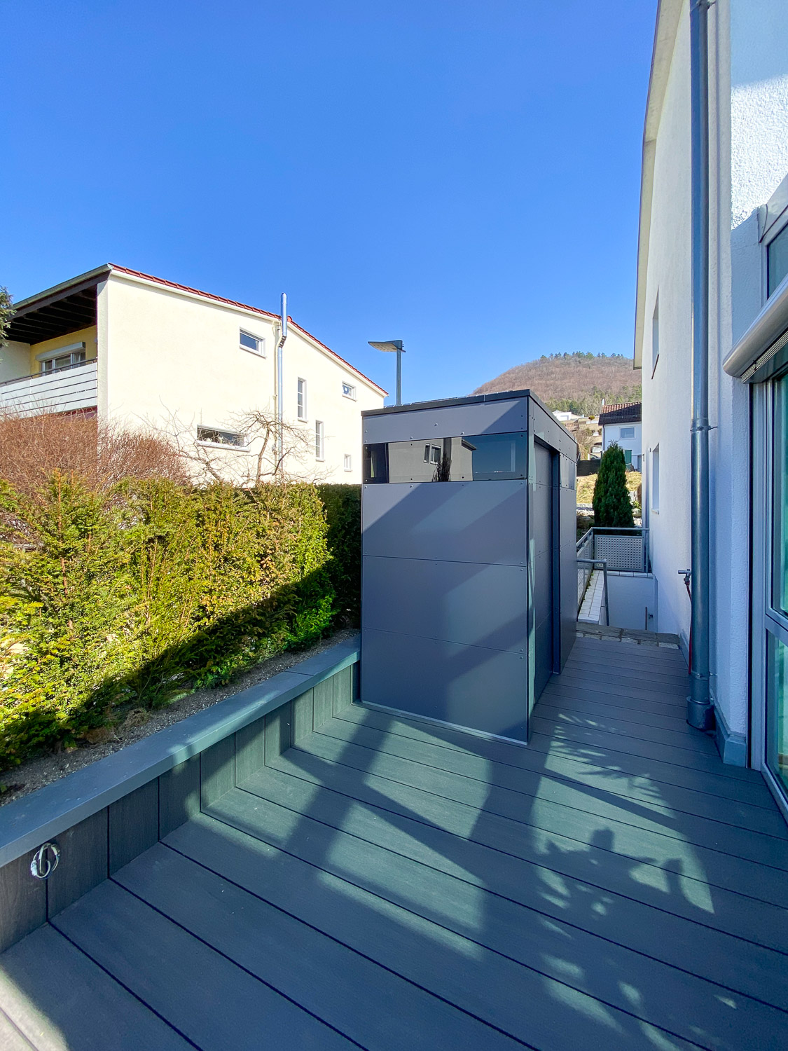 Schmales Gartenhaus auf der Terrasse