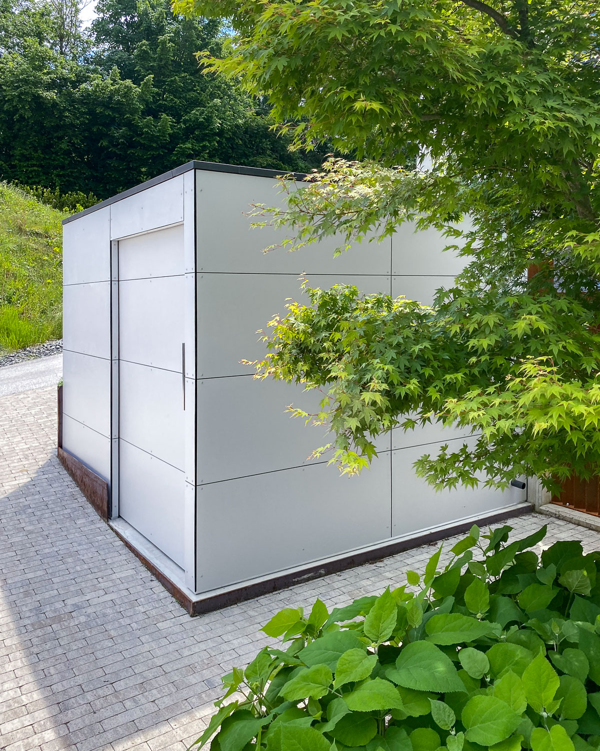 Casetta da giardino integrata in un ripido vialetto d'accesso al lago Wörthersee 1