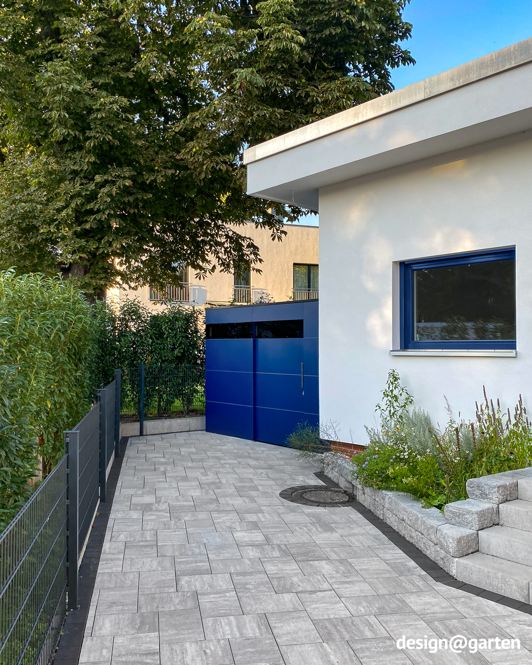 Casetta degli attrezzi con passaggio al giardino in blu reale (TRESPA) 1