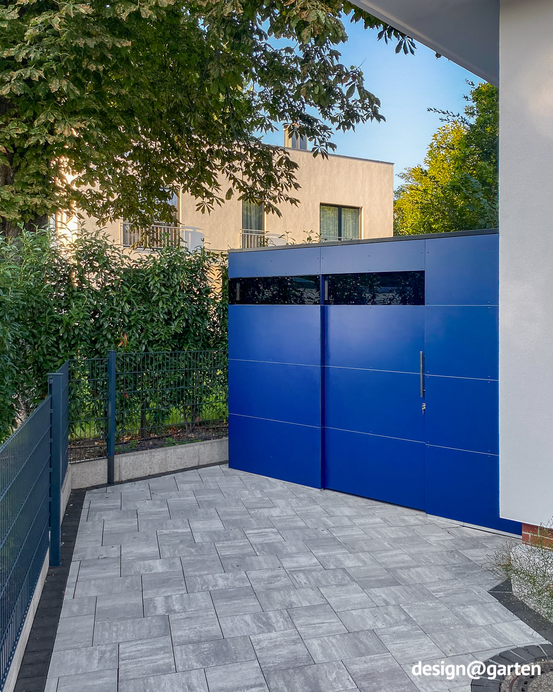 Casetta degli attrezzi con passaggio al giardino in blu reale (TRESPA) 2