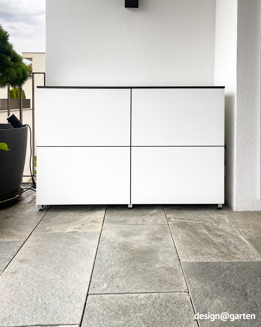 Credenza bianca – armadio da giardino resistente alle intemperie a Maiorca 1