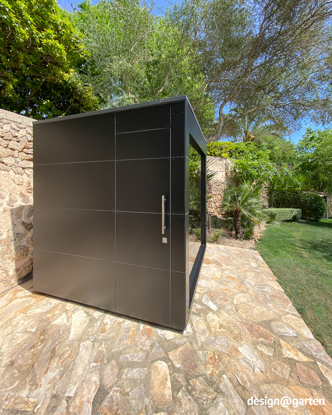 Aussensauna in schwarz mit Türe aus HPL