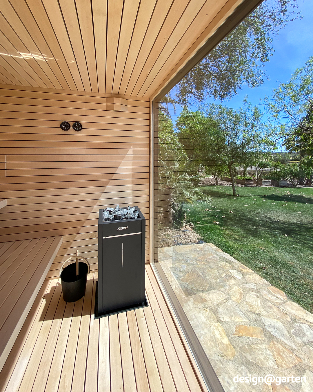 Innenansicht: Holz in der Aussensauna