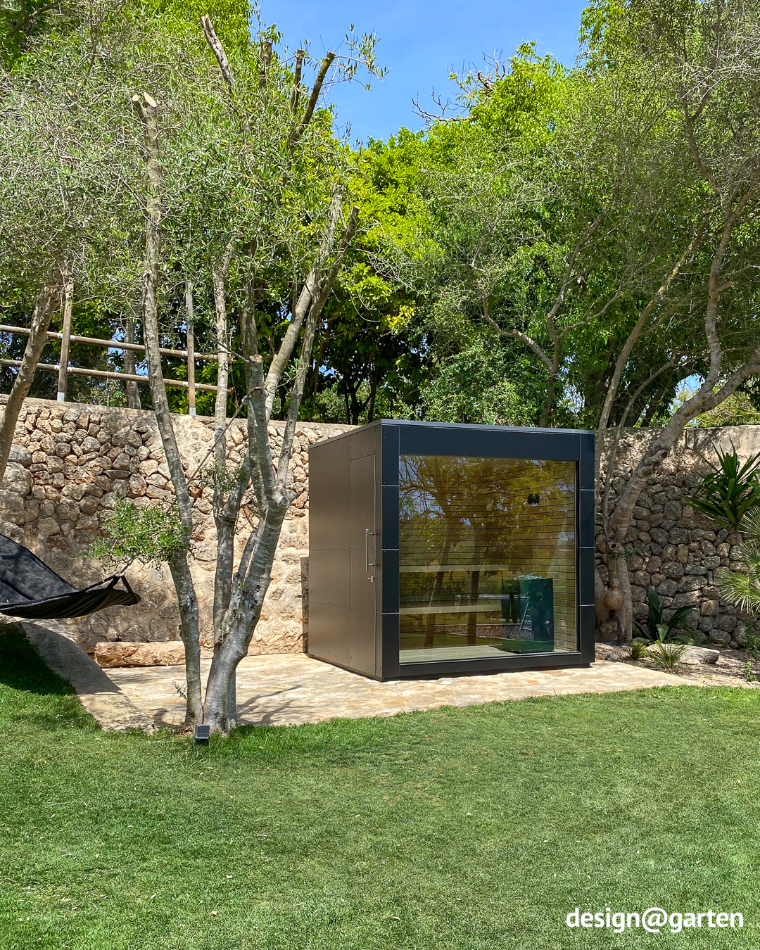 Schwarze Aussensauna im Garten