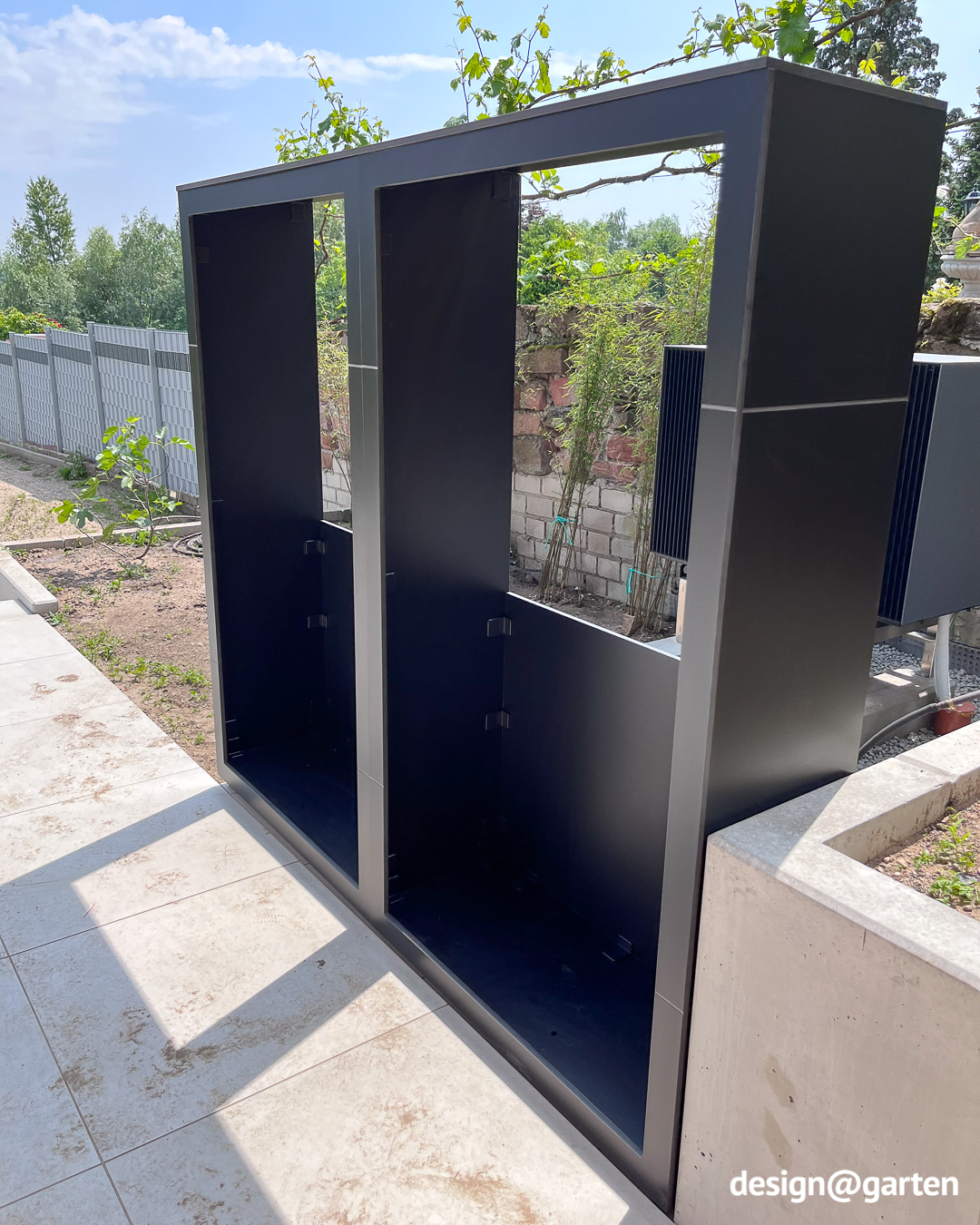 HPL-Außenverkleidung in schwarz mit Designfugen