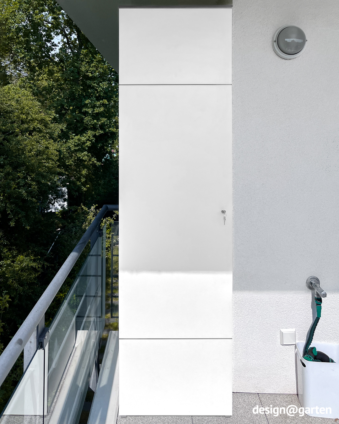 Armadio alto da esterno bianco con cassetto per il balcone 1