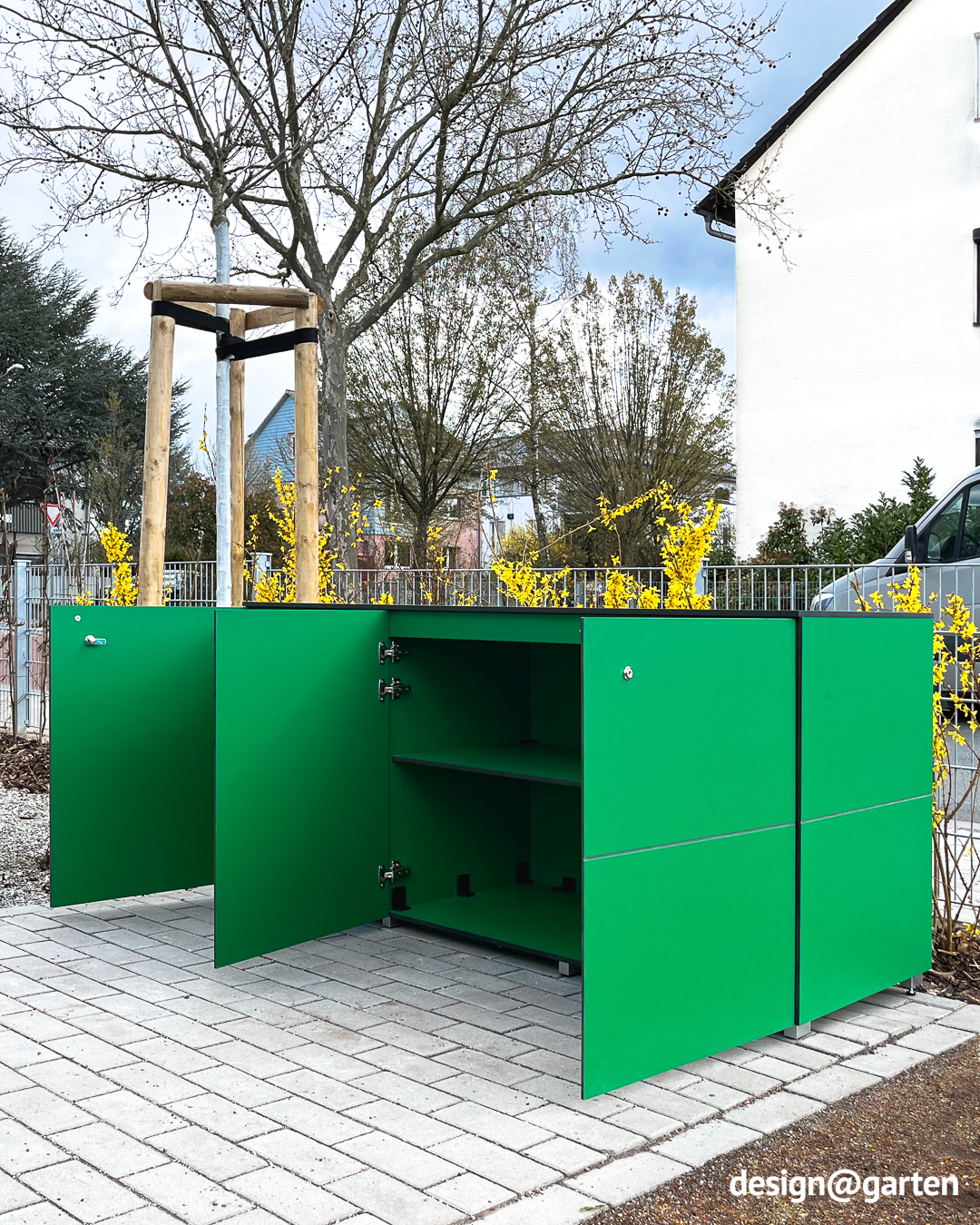 Credenza da esterno verde con ante chiudibili a chiave 1