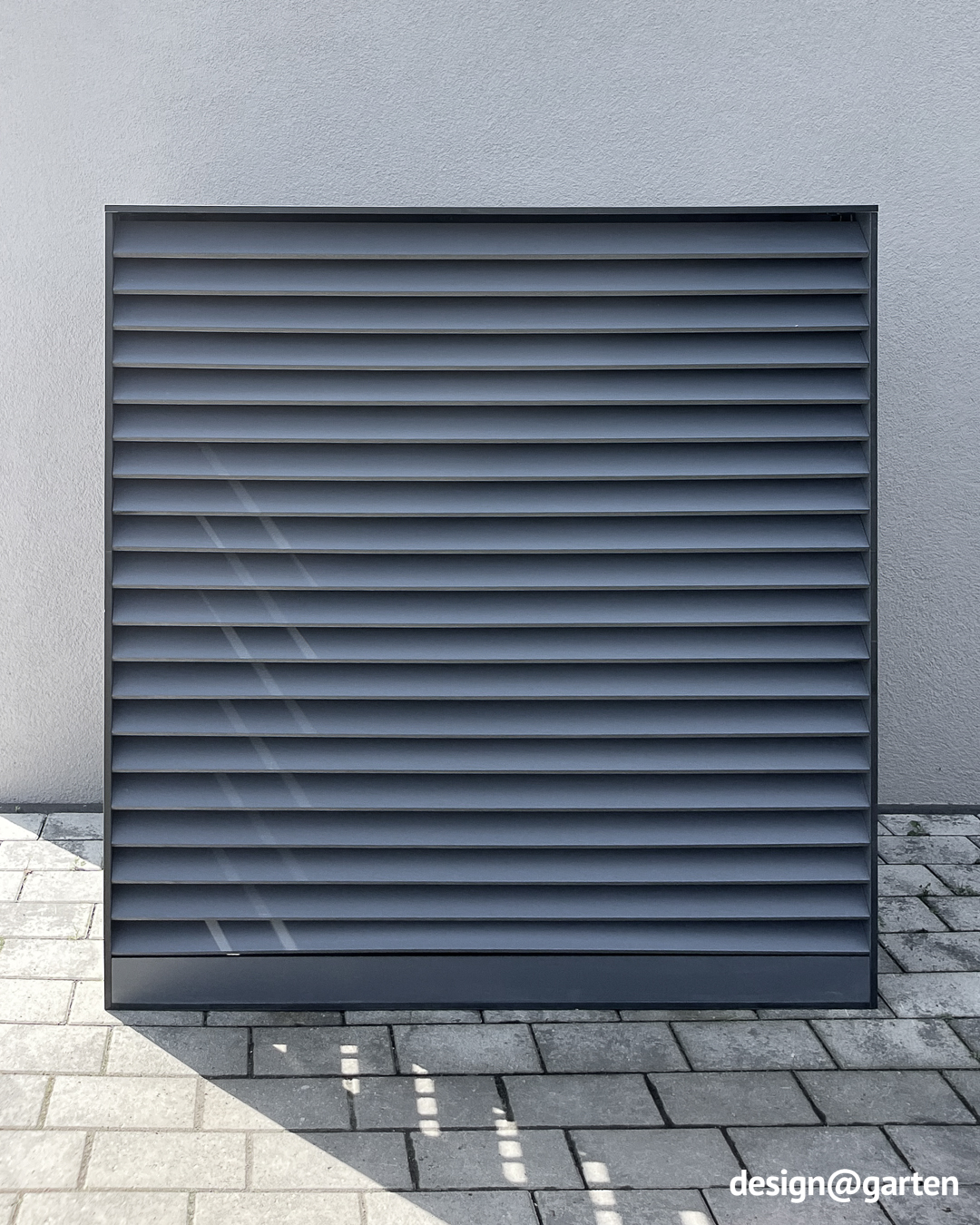 HPL Verkleidung für Wärmepumpe mit Lamellen für Luftzirkulation