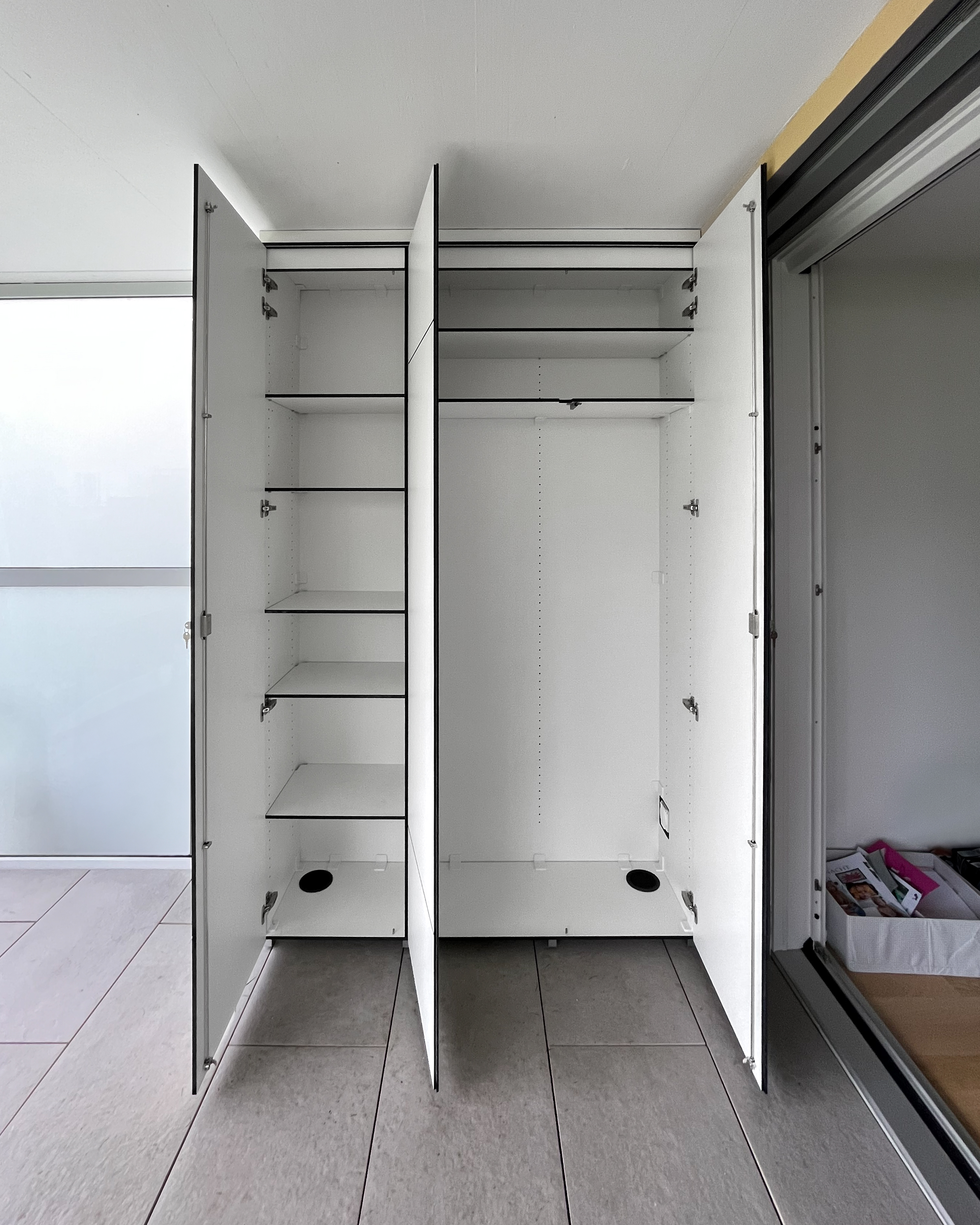 Armadio da balcone su misura in bianco con ampio spazio contenitivo 1