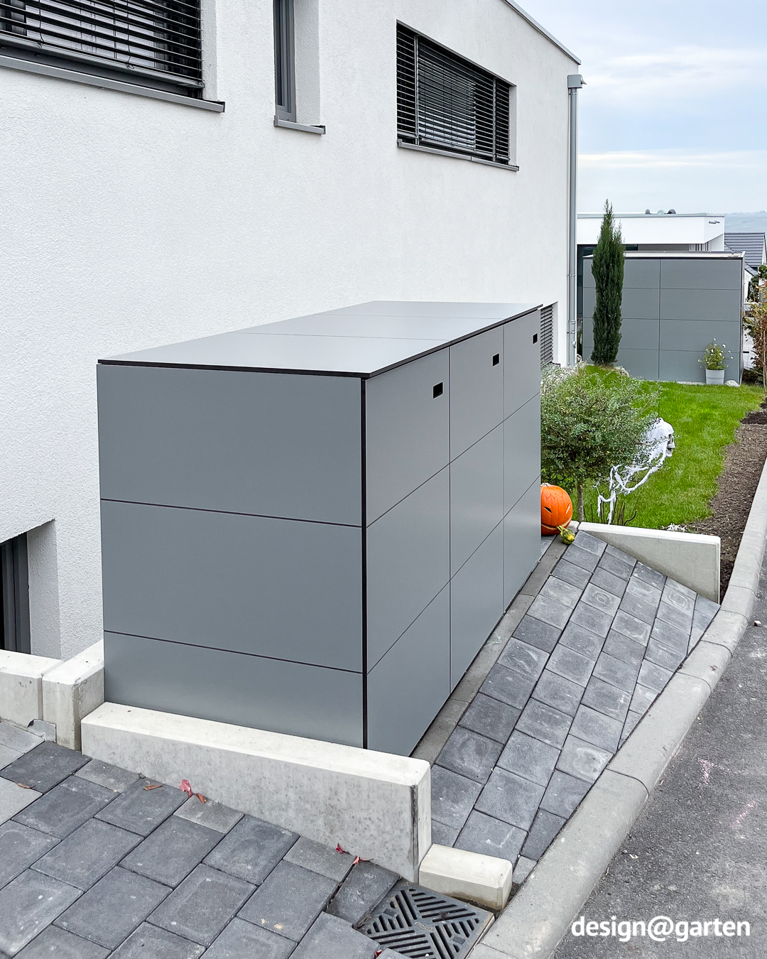 Moderno box per 3 bidoni della spazzatura da 240 litri in grigio, realizzato in HPL 3