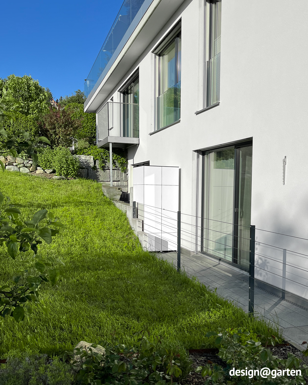 Armadio da giardino alto con ampio spazio per riporre gli attrezzi da giardino 1