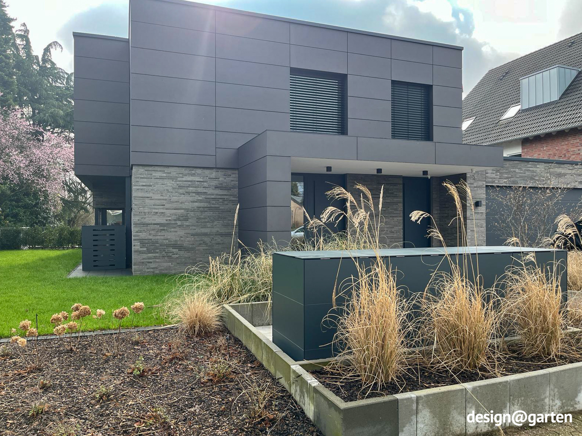 Box per quattro bidoni della spazzatura da 240 l in antracite in HPL 2