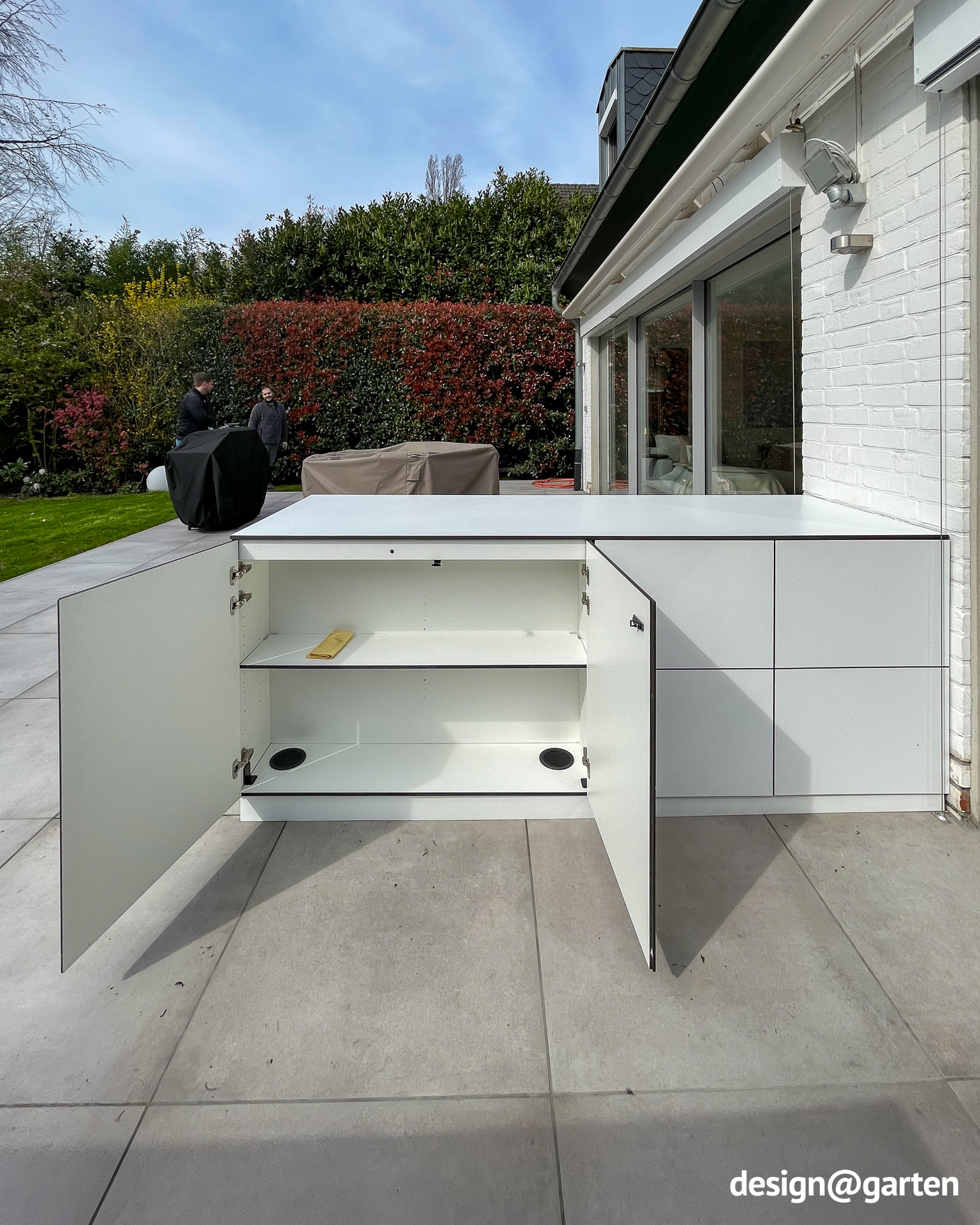 Ampia credenza di design per la terrazza con spazio contenitivo su entrambi i lati 2