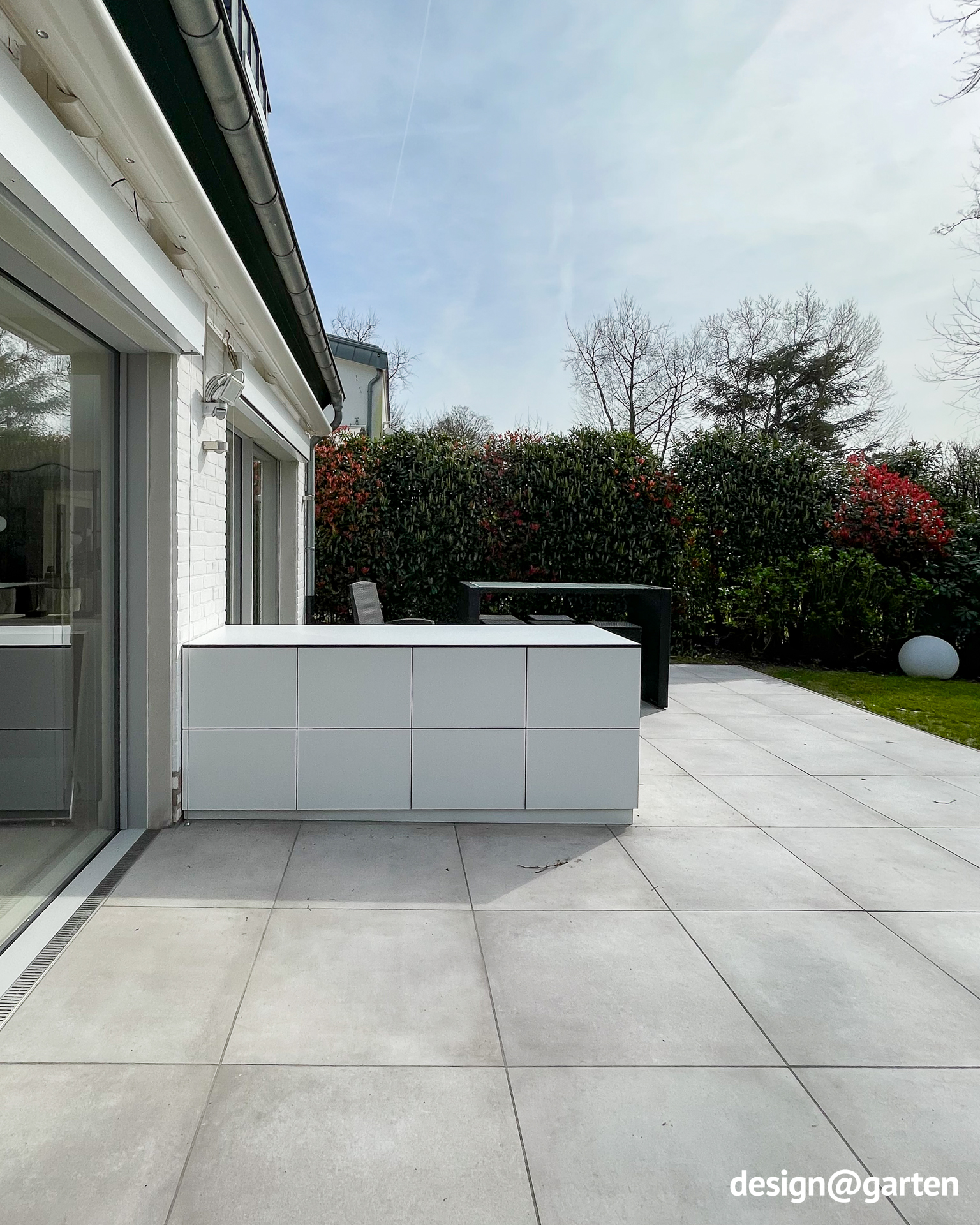 Ampia credenza di design per la terrazza con spazio contenitivo su entrambi i lati 5