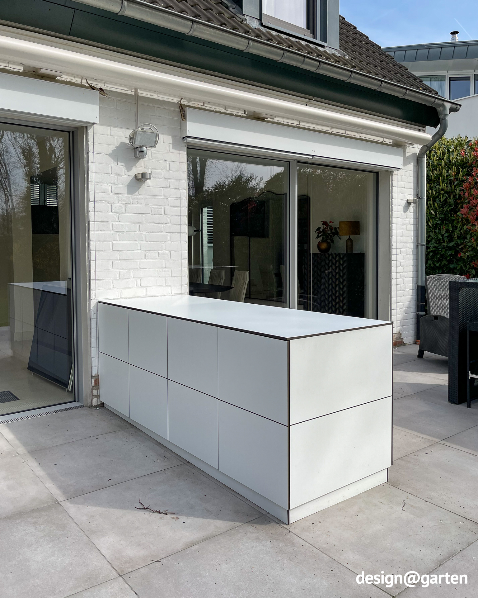 Ampia credenza di design per la terrazza con spazio contenitivo su entrambi i lati 4