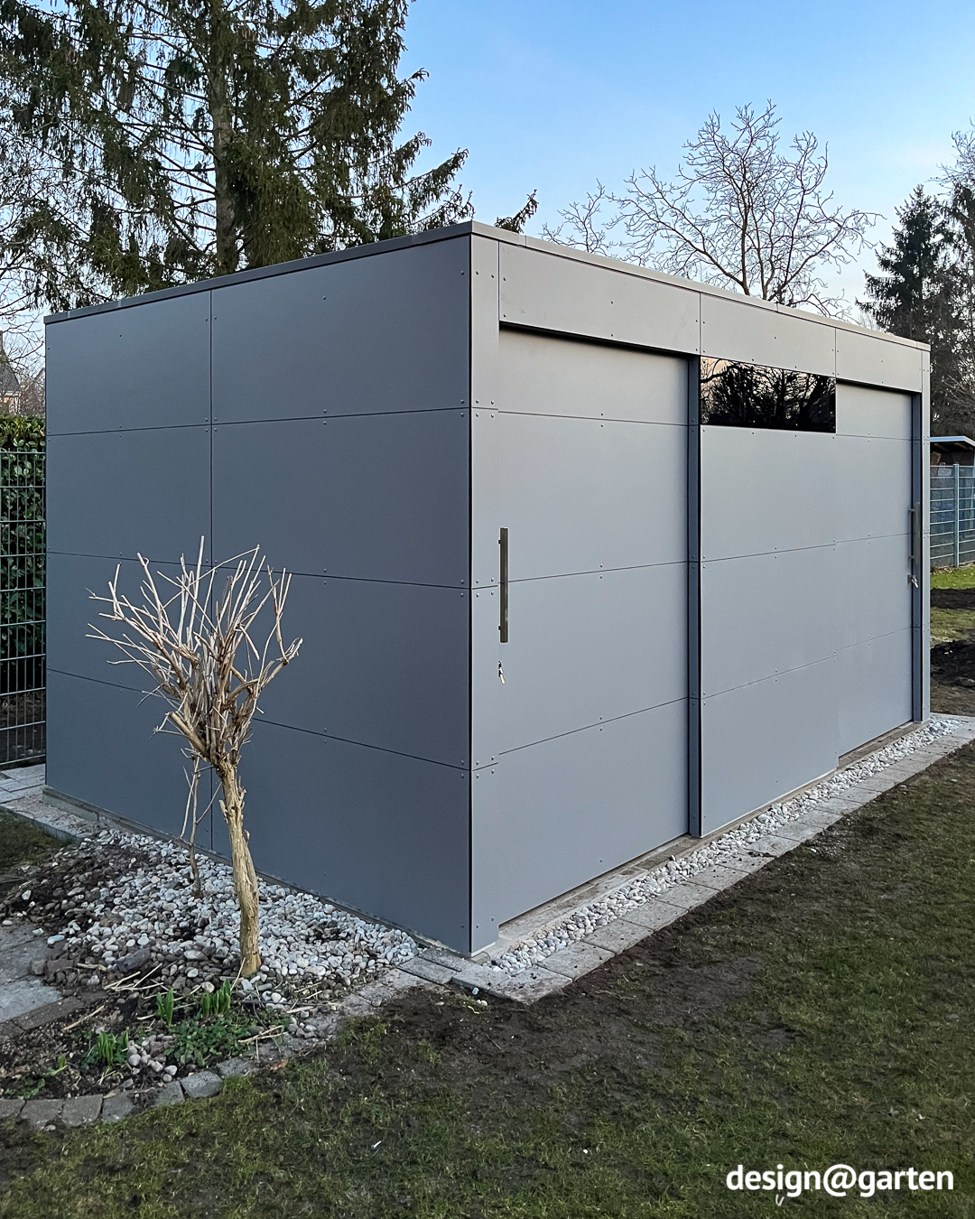 Grande capanno da giardino in HPL con due porte, realizzato su misura 1