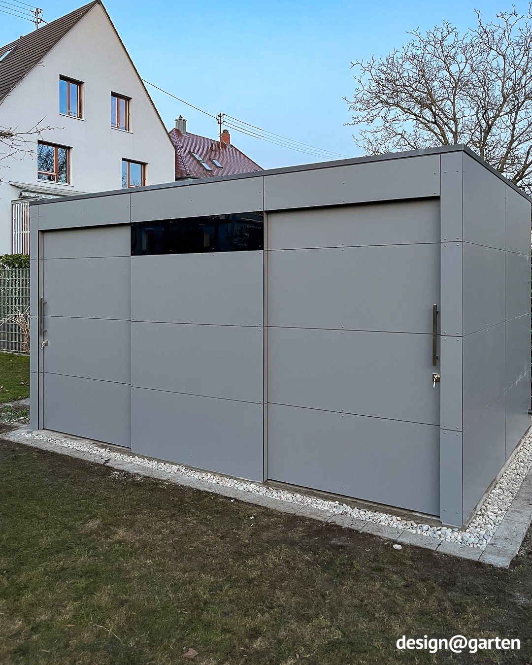 Grande capanno da giardino in HPL con due porte, realizzato su misura 2