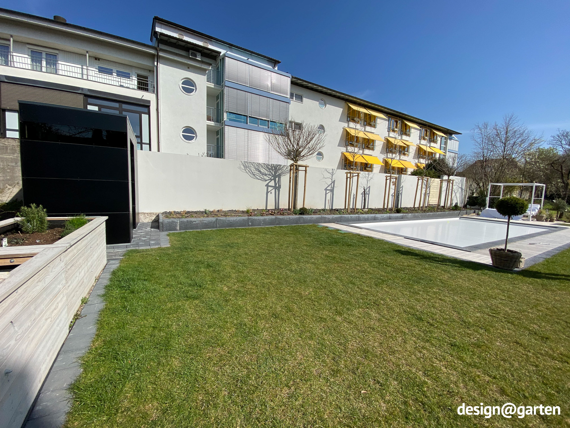 Casetta per attrezzi nera dal design moderno 4