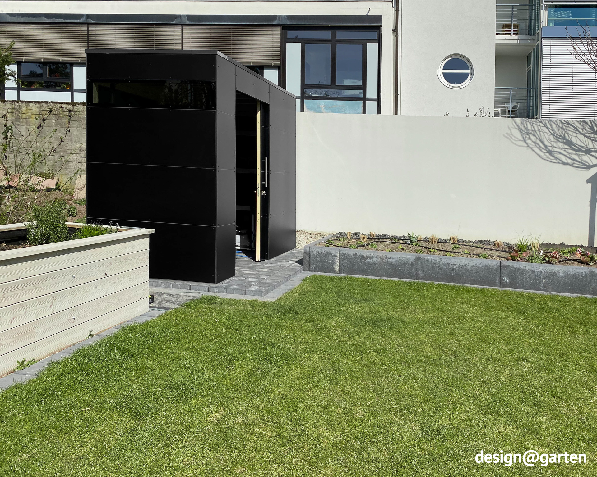 Casetta per attrezzi nera dal design moderno 2