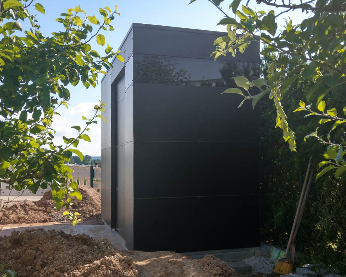 Casetta da giardino su misura in Spagna: soluzione moderna in HPL 1