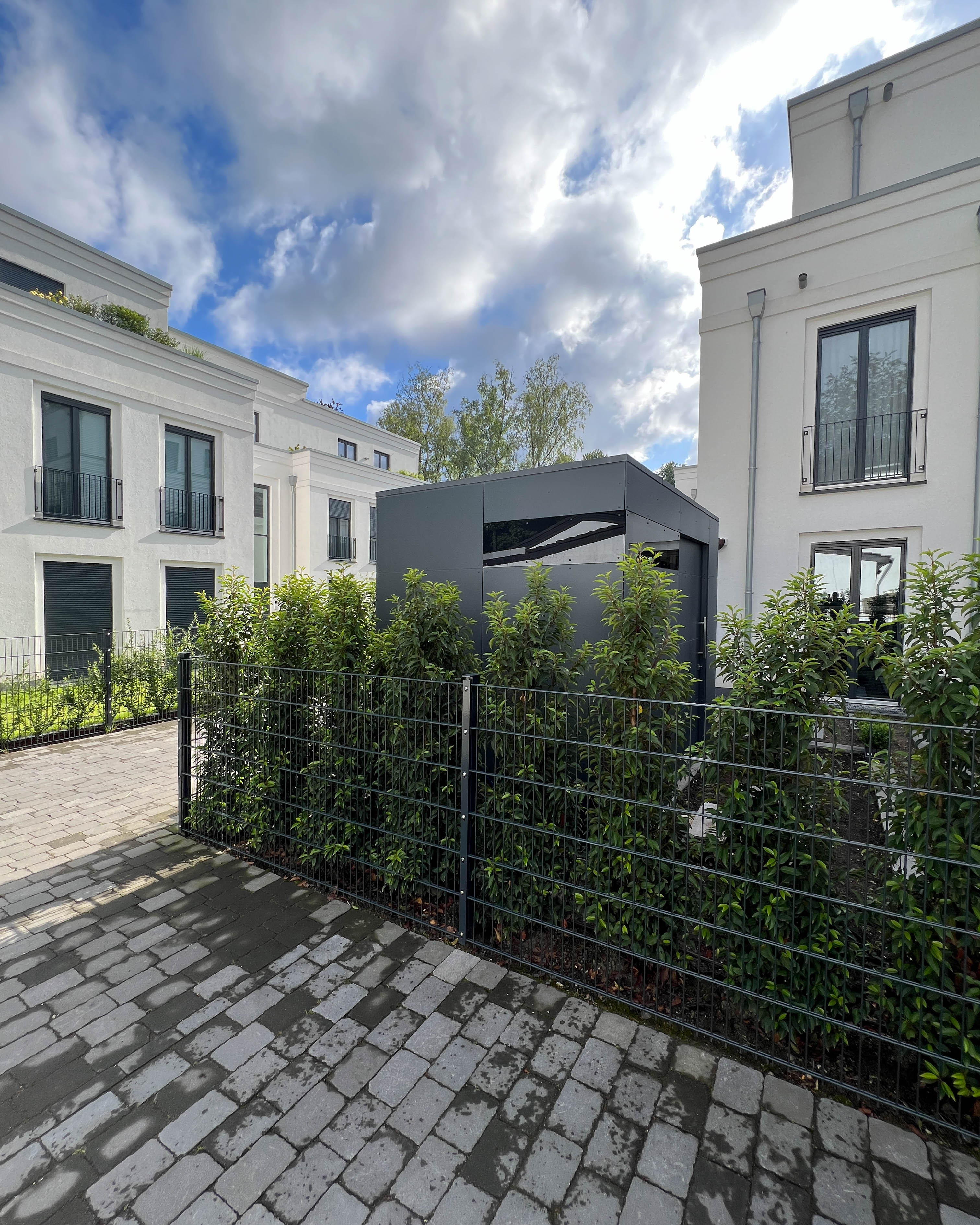 La casetta da giardino nel giardino davanti casa 2